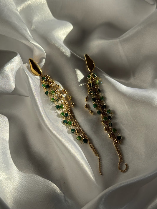 Boucles d’oreilles dorées Ondalga en acier inoxydable signées Onaïa Bijoux, ornées de perles vertes pour un éclat élégant et affirmé.