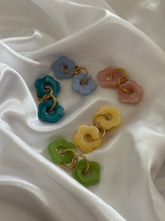 Boucles d’oreilles Flora en forme de fleur en résine colorée, cinq paires aux couleurs pastel – Onaïa Bijoux
