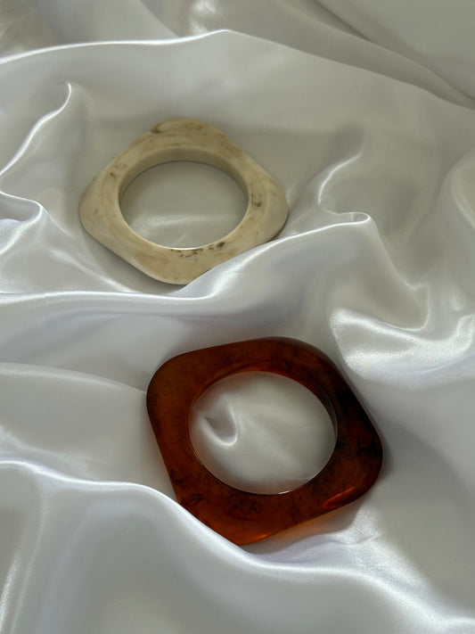 Bracelet Ambra en résine, jonc carré aux couleurs marron et ivoire – Onaïa Bijoux