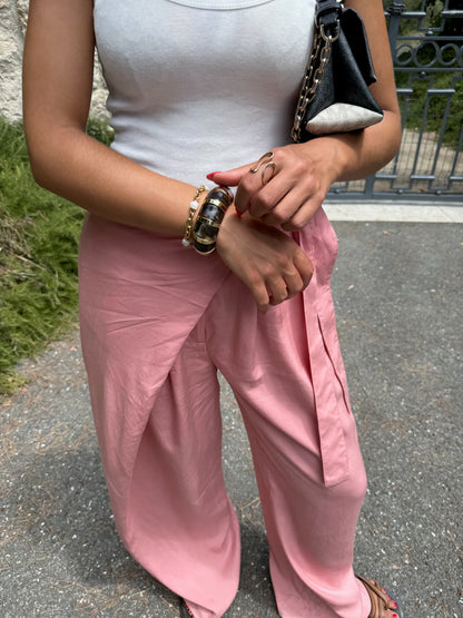 Bracelet Brunessa en acier inoxydable porté avec une tenue décontractée signée Onaïa Bijoux