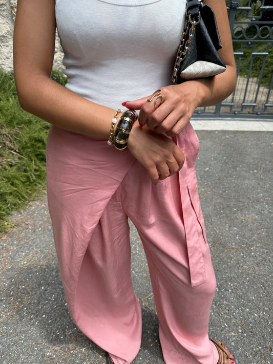 Bracelet Brunessa en acier inoxydable porté avec une tenue décontractée signée Onaïa Bijoux