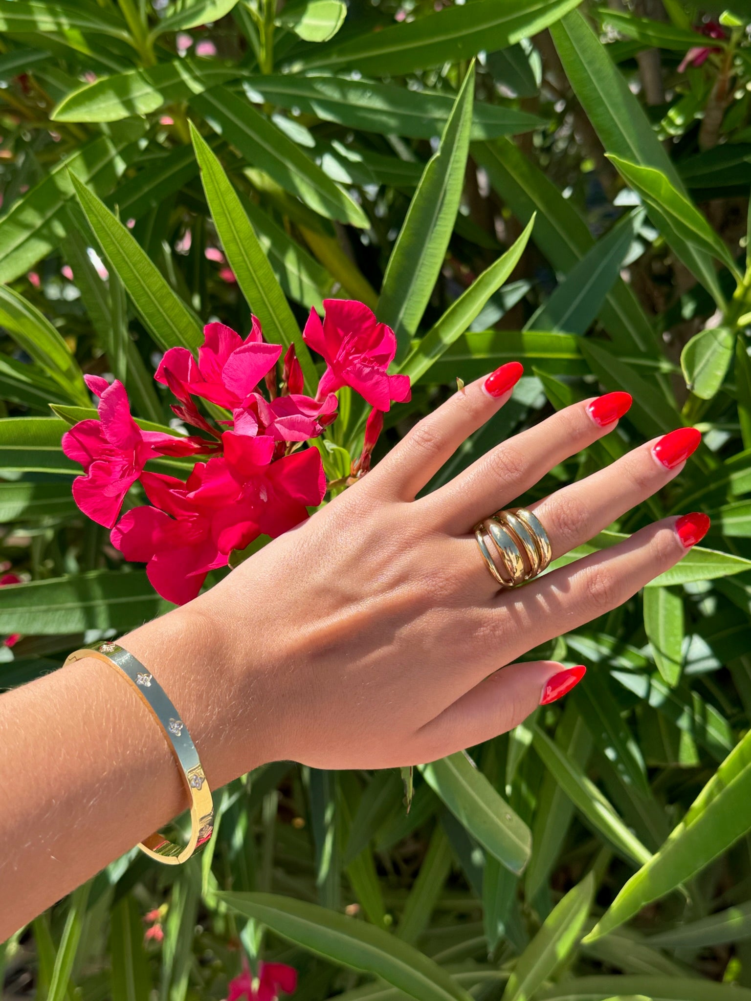 Bracelet Marguerita porté en combinaison de la superbe bague scala en acier inoxydable, une création signée Onaïa bijoux