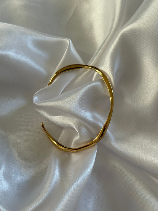 Bracelet Ondula en acier inoxydable doré sur fond blanc satiné - Onaïa Bijoux