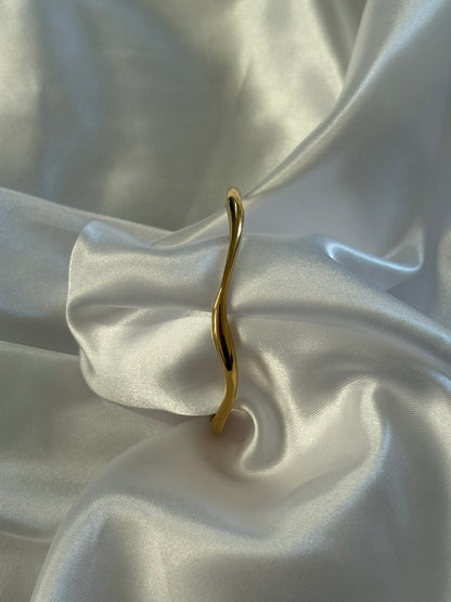 Bracelet Ondula en acier inoxydable doré sur fond blanc satiné - Onaïa Bijoux