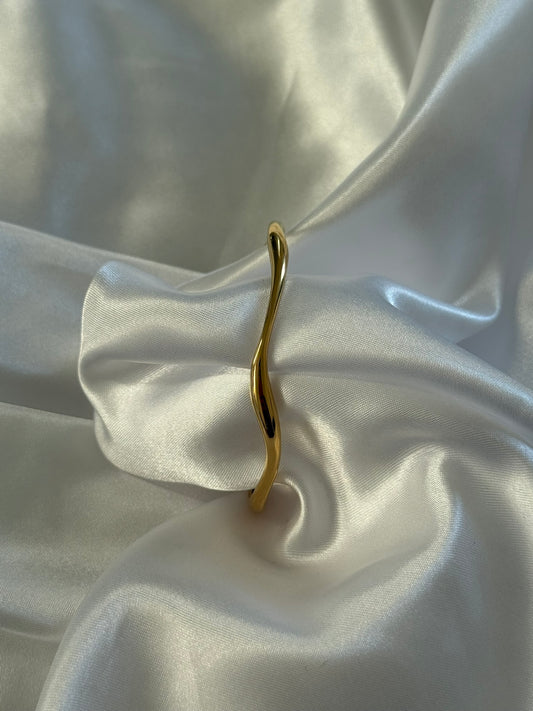 Bracelet Ondula en acier inoxydable doré sur fond blanc satiné - Onaïa Bijoux