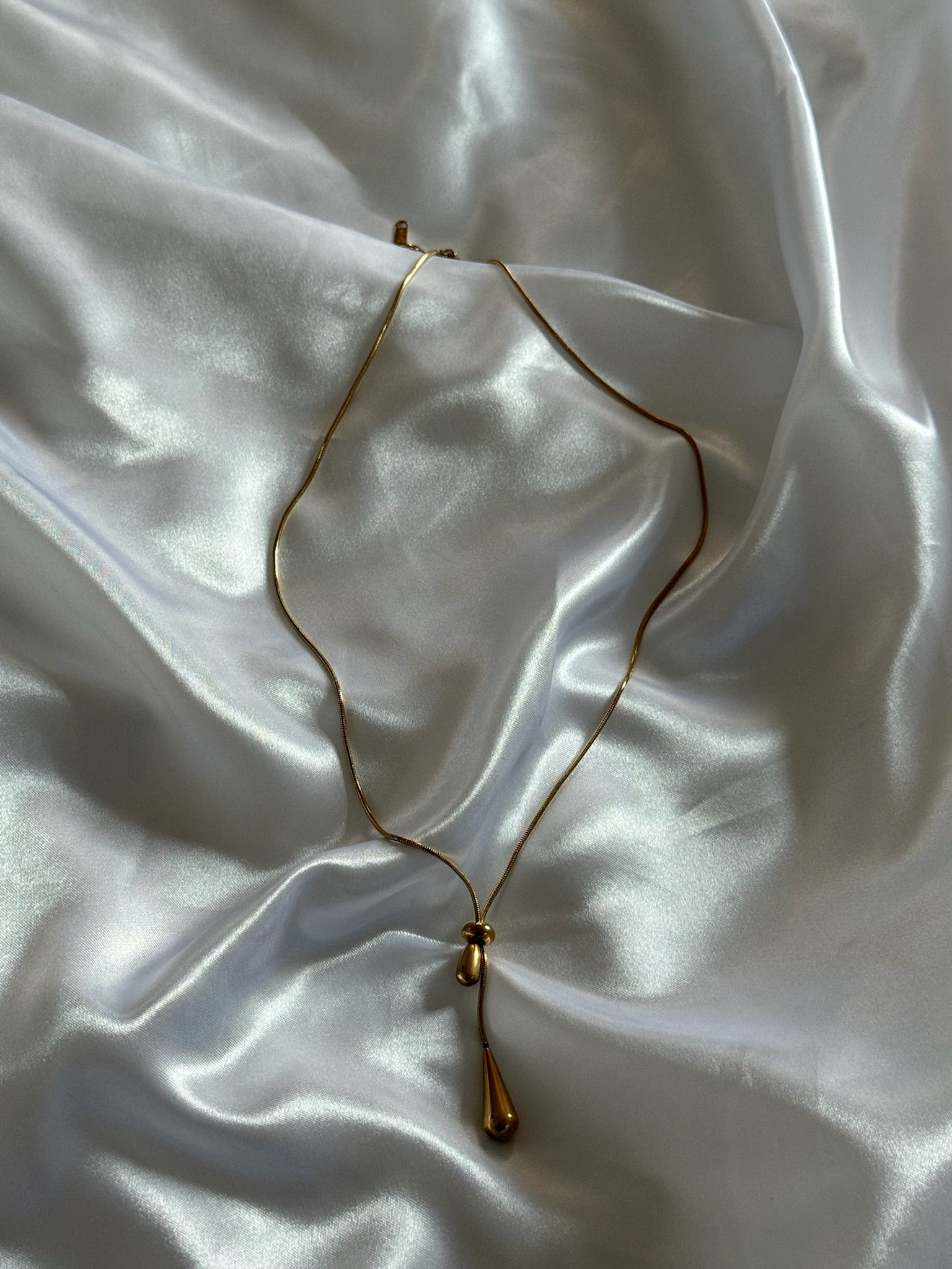 Collier Lira doré ajustable en acier inoxydable, au design minimaliste avec pampille tombante – Onaïa Bijoux