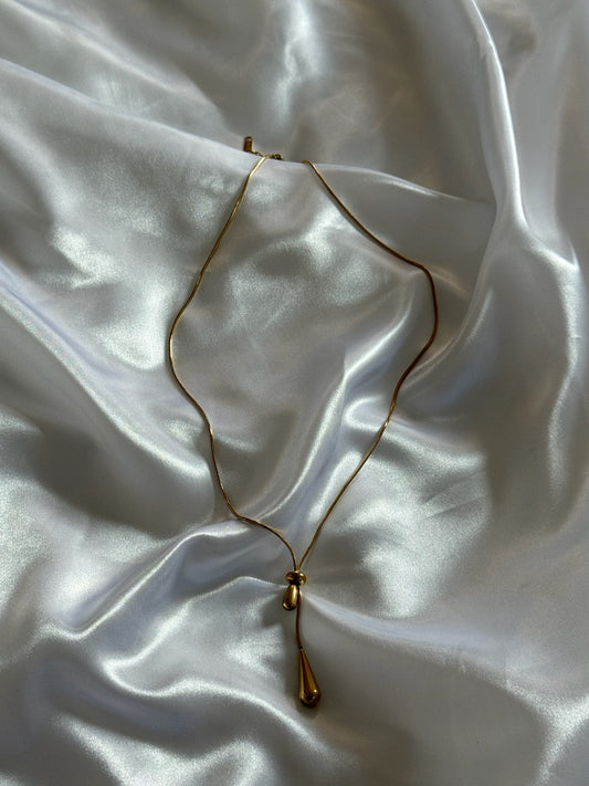 Collier Lira doré ajustable en acier inoxydable, au design minimaliste avec pampille tombante – Onaïa Bijoux