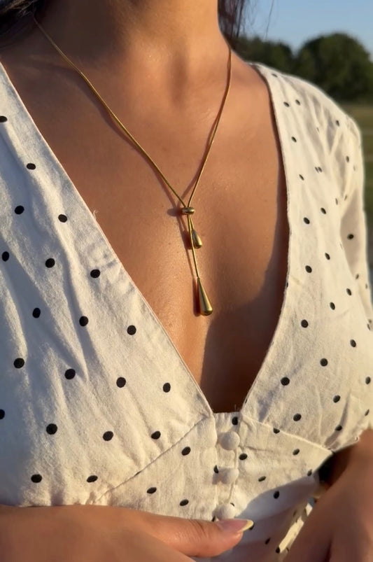Collier Lira doré ajustable porté, bijou minimaliste avec pampille, en acier inoxydable – Onaïa Bijoux
