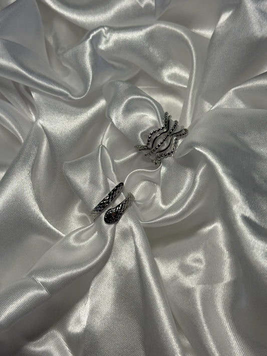 duo de bagues abisso en acier inoxydable argenté sur fond satiné signé Onaïa Bijoux