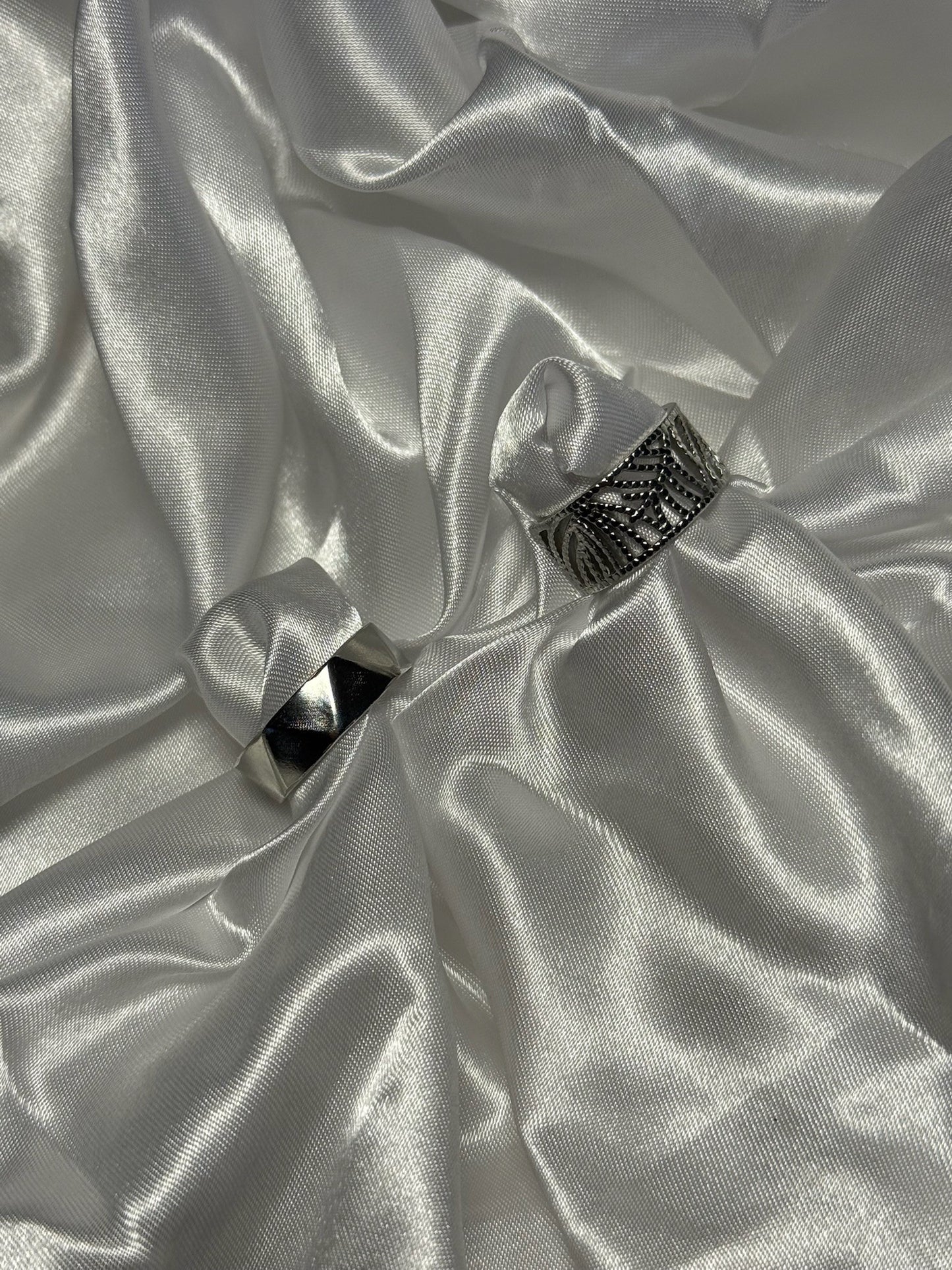 duo de bagues armonia en acier inoxydable argenté sur fond satiné signé onaïa bijoux