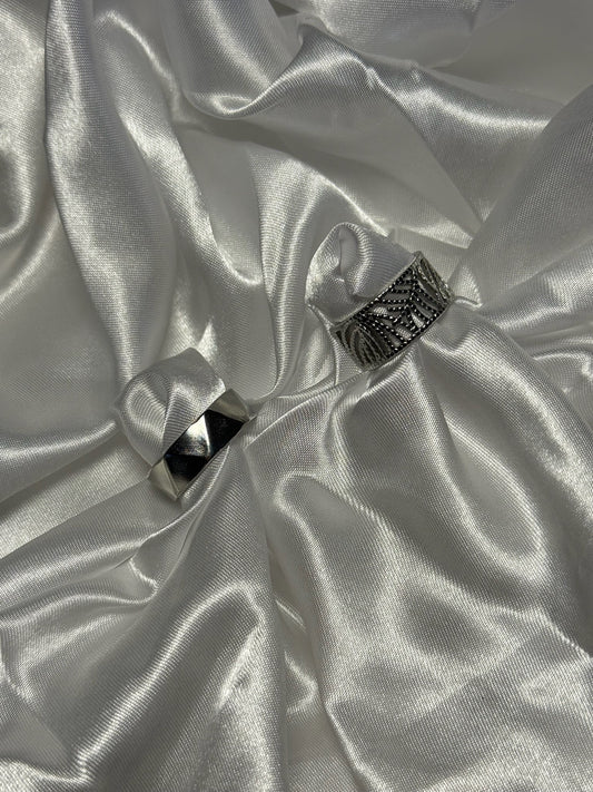 duo de bagues armonia en acier inoxydable argenté sur fond satiné signé onaïa bijoux
