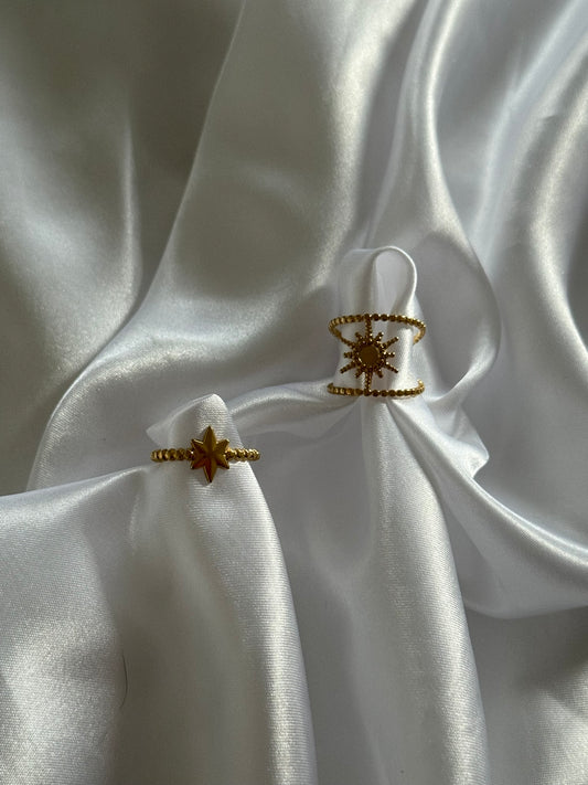 Duo de bagues cosmica en acier inoxydable doré sur fond blanc satiné, une création signée Onaïa Bijoux