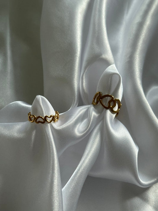 duo de bagues cuore a cuore en acier inoxydable doré sur fond blanc satiné, une création signée Onaïa bijoux