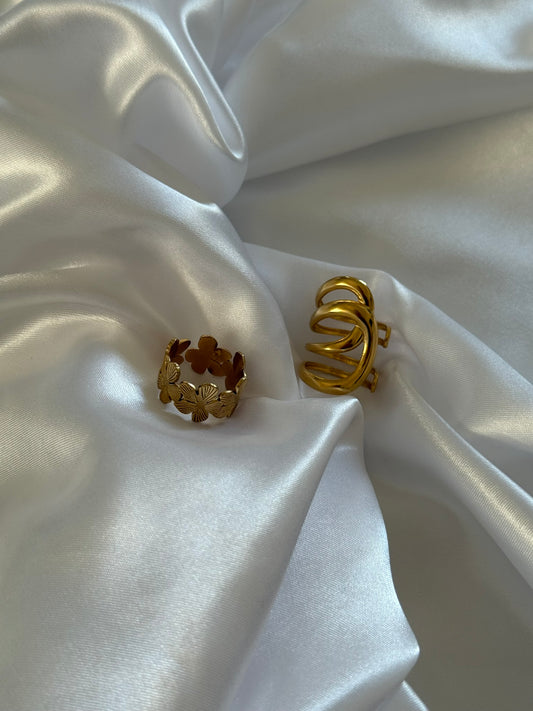 Duo de bagues dorabella en acier inoxydable doré sur fond satiné, une création signée Onaïa Bijoux