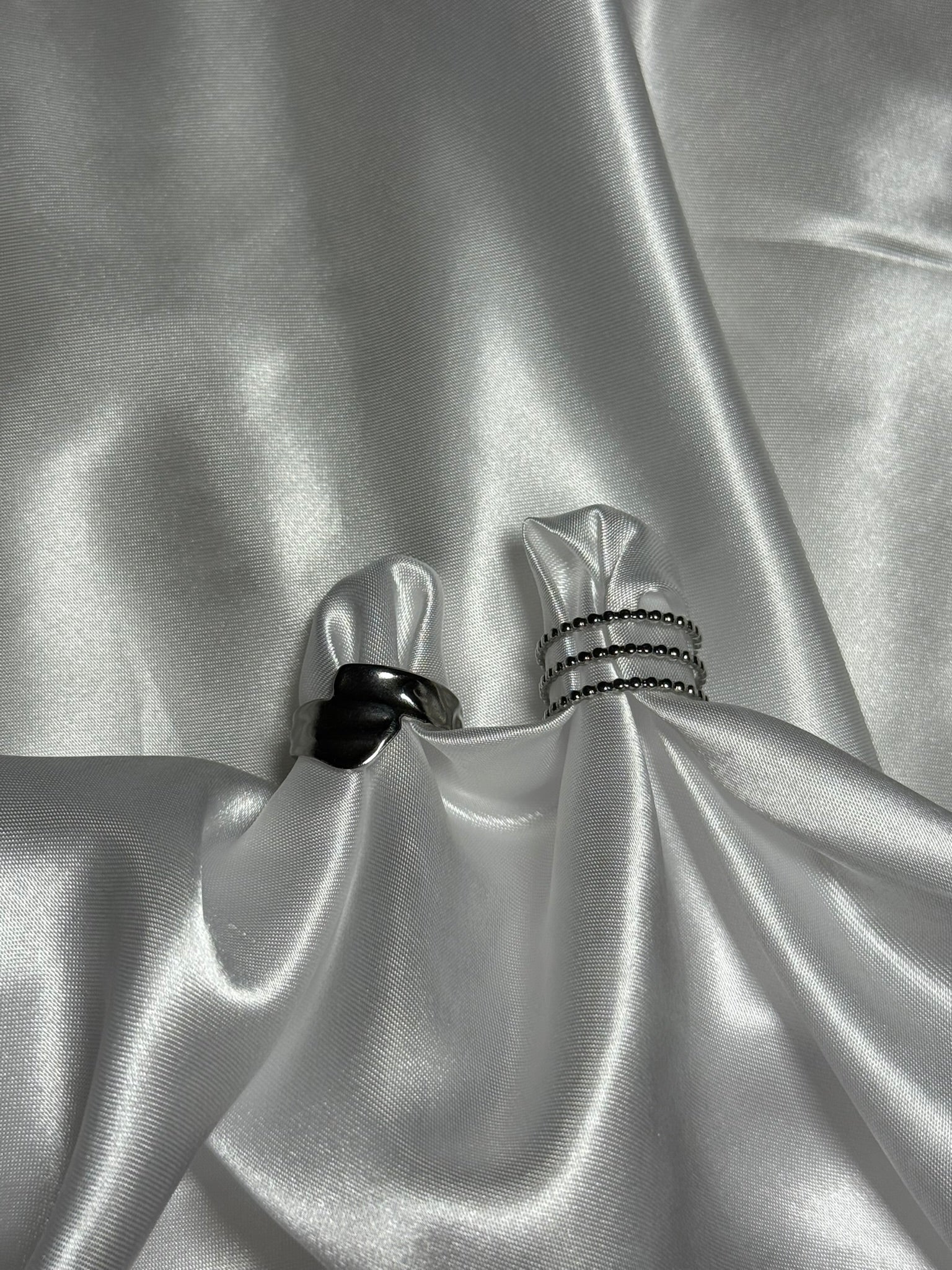 Duo de bagues Lucina en acier inoxydable argenté sur fond blanc satiné - Onaïa Bijoux