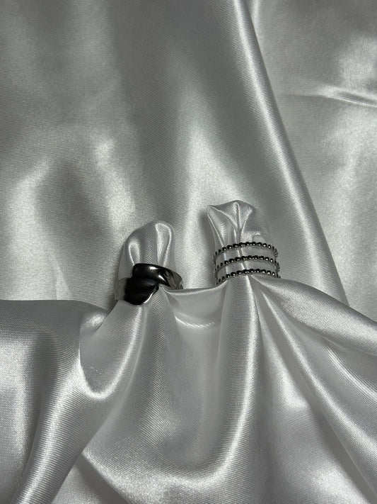 Duo de bagues Lucina en acier inoxydable argenté sur fond blanc satiné - Onaïa Bijoux