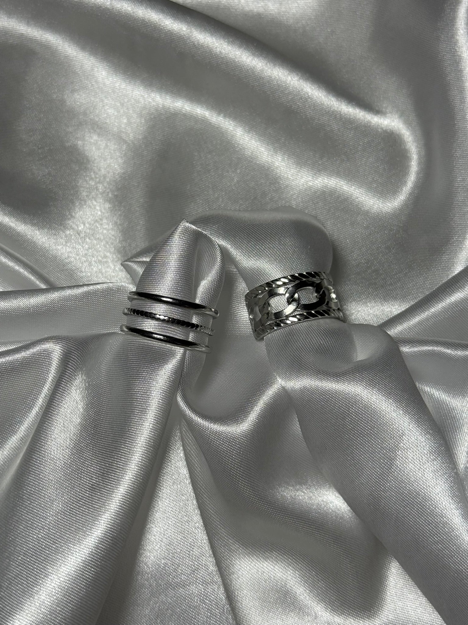 Duo de bagues Luma en acier inoxydable argenté sur fond blanc satiné - Onaïa Bijoux