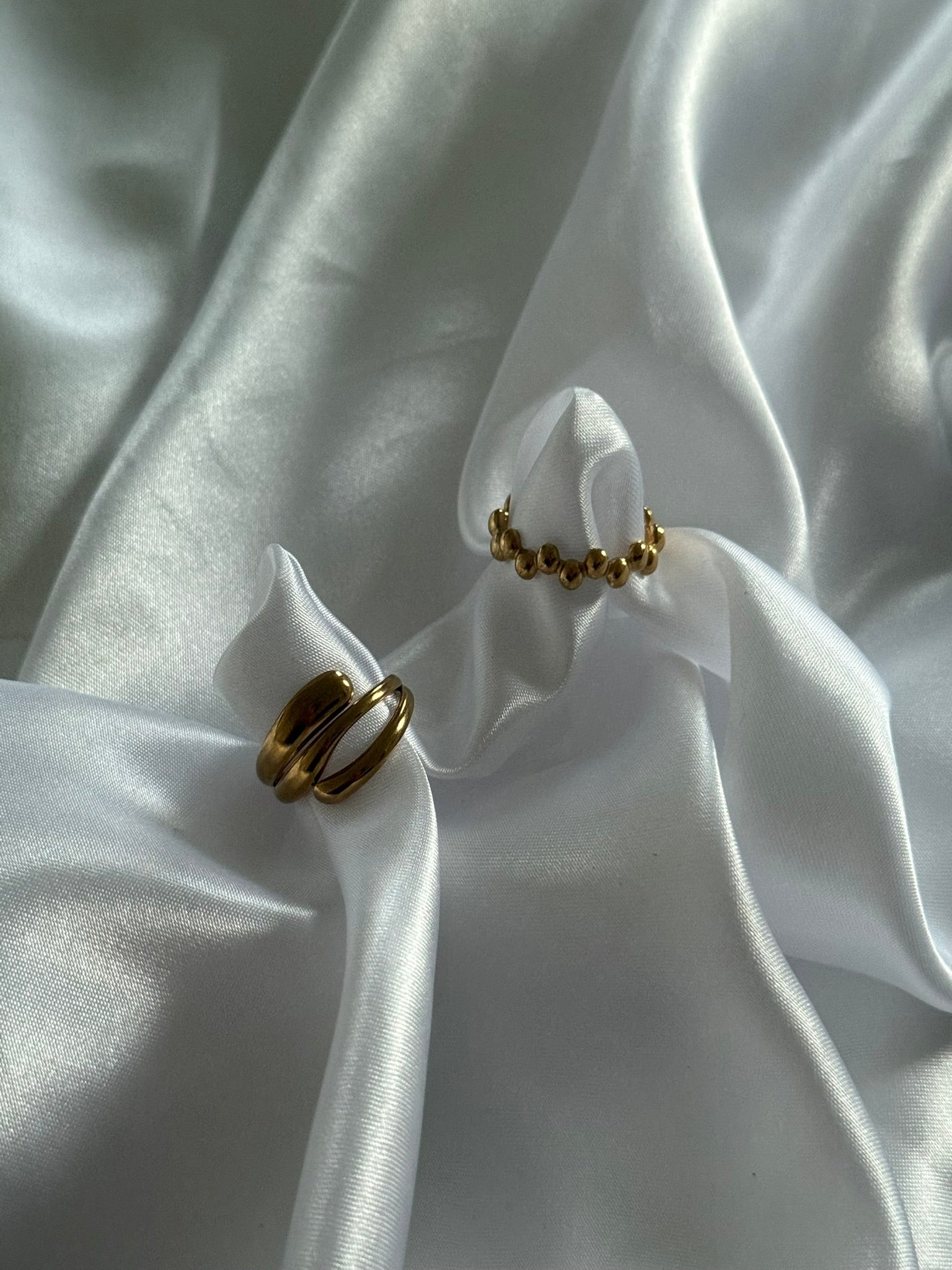Duo de bagues lunaria en acier inoxydable doré, une création signée Onaïa Bijoux 