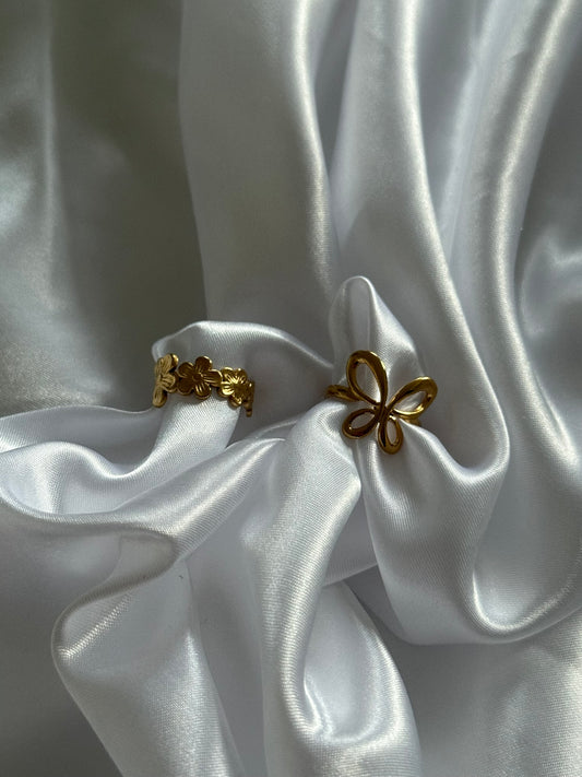 duo de bagues primavera en acier inoxydable doré sur fond blanc satiné, signé Onaïa Bijoux