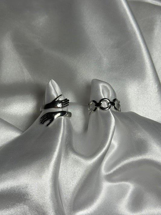 Duo de bagues Sahira en acier inoxydable argenté sur fond blanc satiné - Onaïa Bijoux