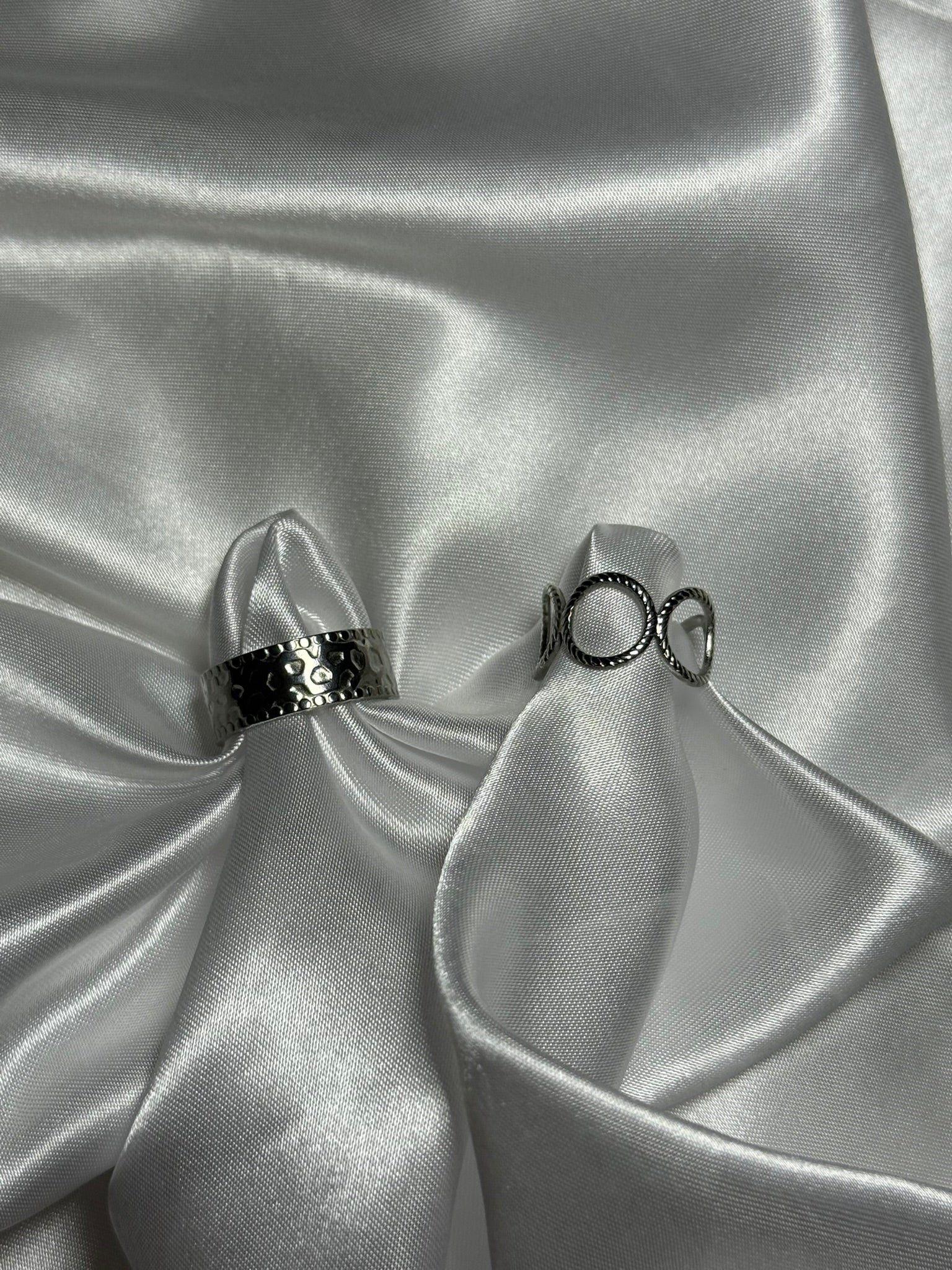 Duo de Bagues Sierra en acier inoxydable argenté sur fond blanc satiné - Onaïa Bijoux