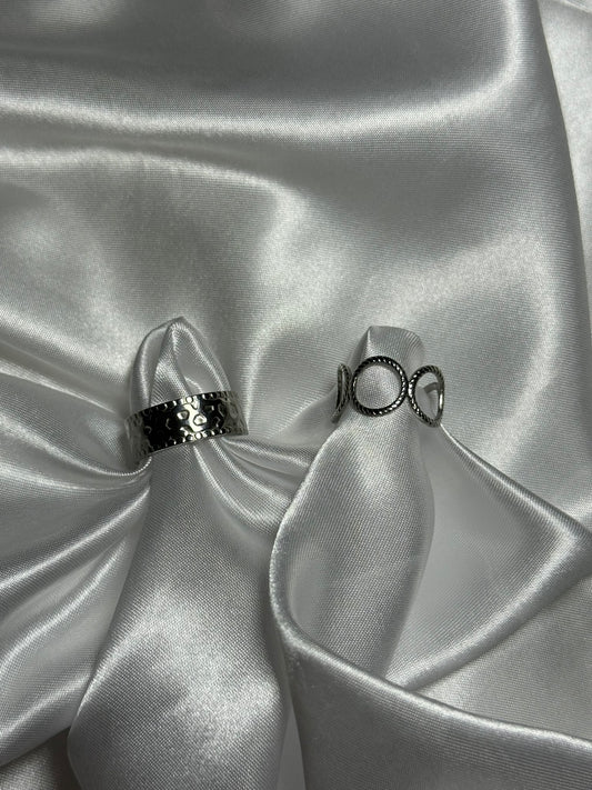 Duo de Bagues Sierra en acier inoxydable argenté sur fond blanc satiné - Onaïa Bijoux