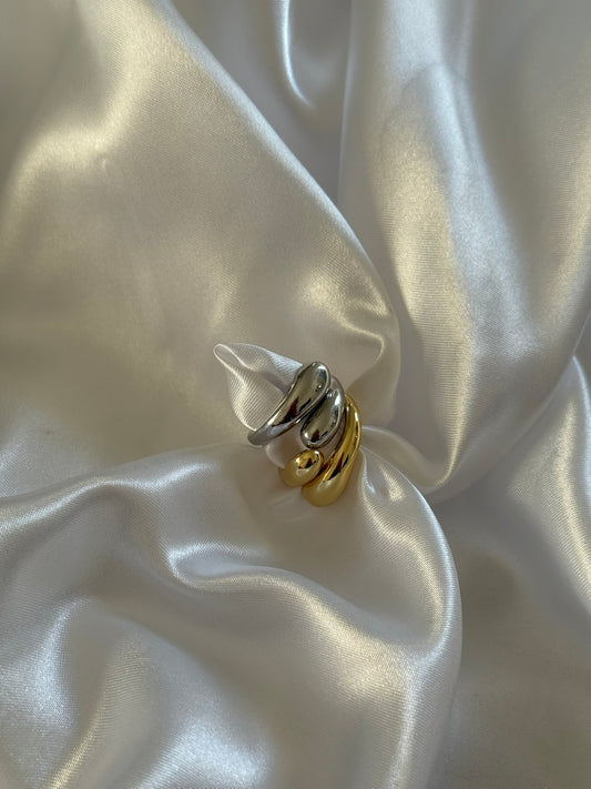 Duo de bagues solaris en acier inoxydable doré et argenté sur fond blanc satiné - Onaïa Bijoux