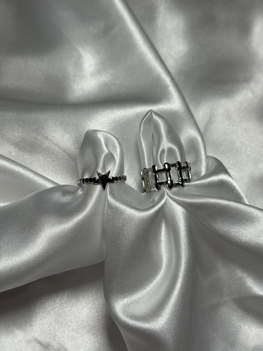 Duo de bagues stelia en acier inoxydable argenté sur fond blanc satiné, signé Onaïa Bijoux
