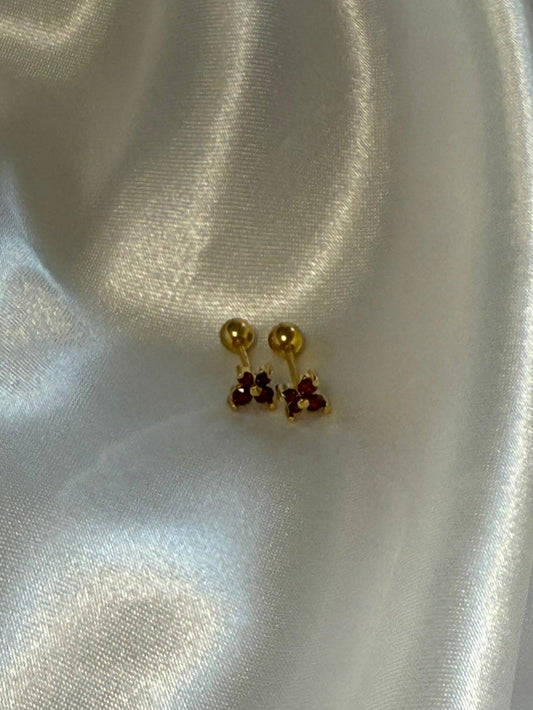 Mini boucles d'oreilles rossa en acier inoxydable doré avec détails papillon sur fond blanc satiné - Onaïa Bijoux