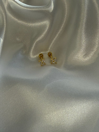 Mini boucles d'oreilles Rossa en acier inoxydable sur fond blanc satiné - Onaïa Bijoux