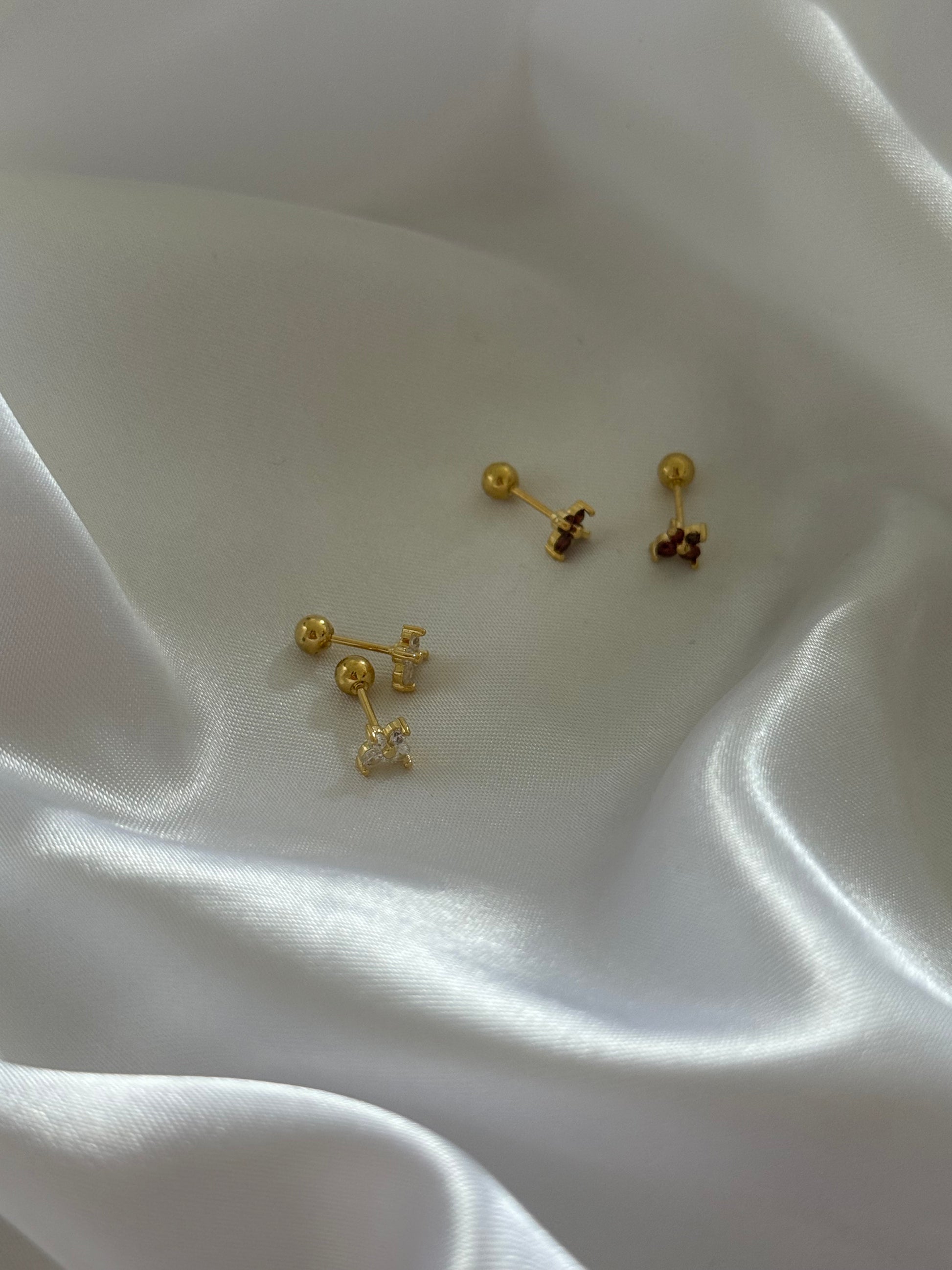 Mini boucles d’oreilles papillon Rossa dorées en acier inoxydable avec strass rouges et blancs – Onaïa Bijoux