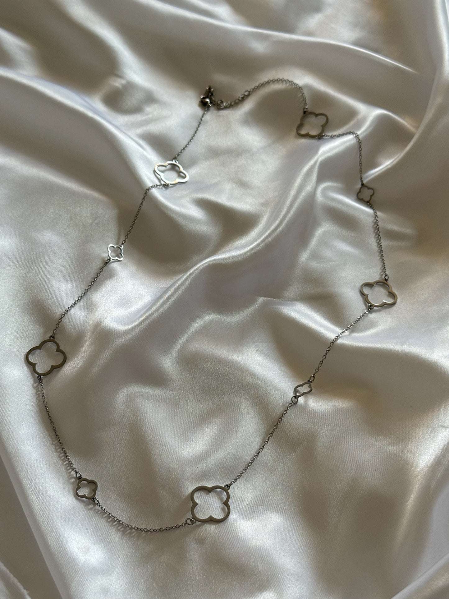 Sautoir Alhena argenté en acier inoxydable, chaîne fine avec pendentifs en forme de trèfle – Onaïa Bijoux