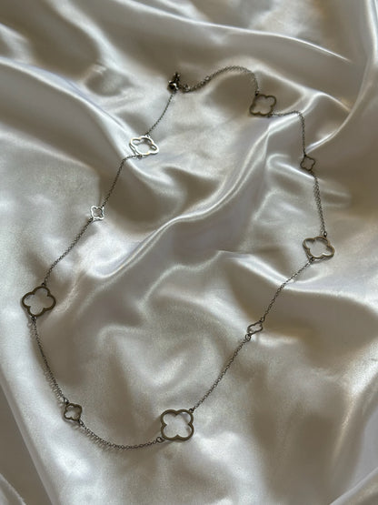 Sautoir Alhena argenté en acier inoxydable, chaîne fine avec pendentifs en forme de trèfle – Onaïa Bijoux