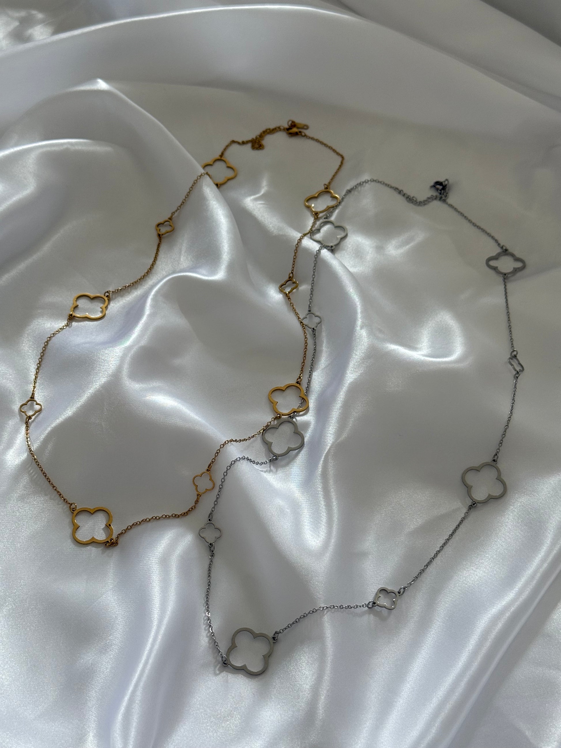 Sautoirs Alhena doré et argenté en acier inoxydable, avec pendentifs en forme de trefle ajourées – Onaïa Bijoux