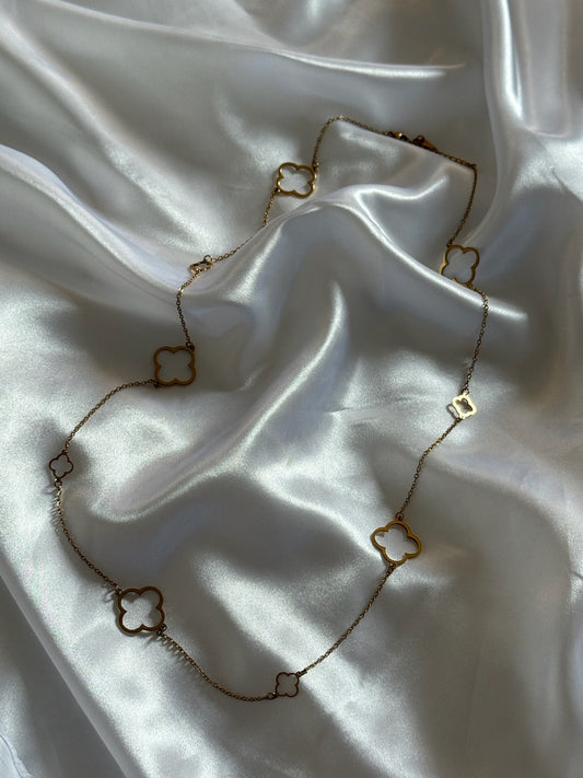 Sautoir Alhena doré en acier inoxydable, chaîne fine avec pendentifs en forme de trèfle – Onaïa Bijoux
