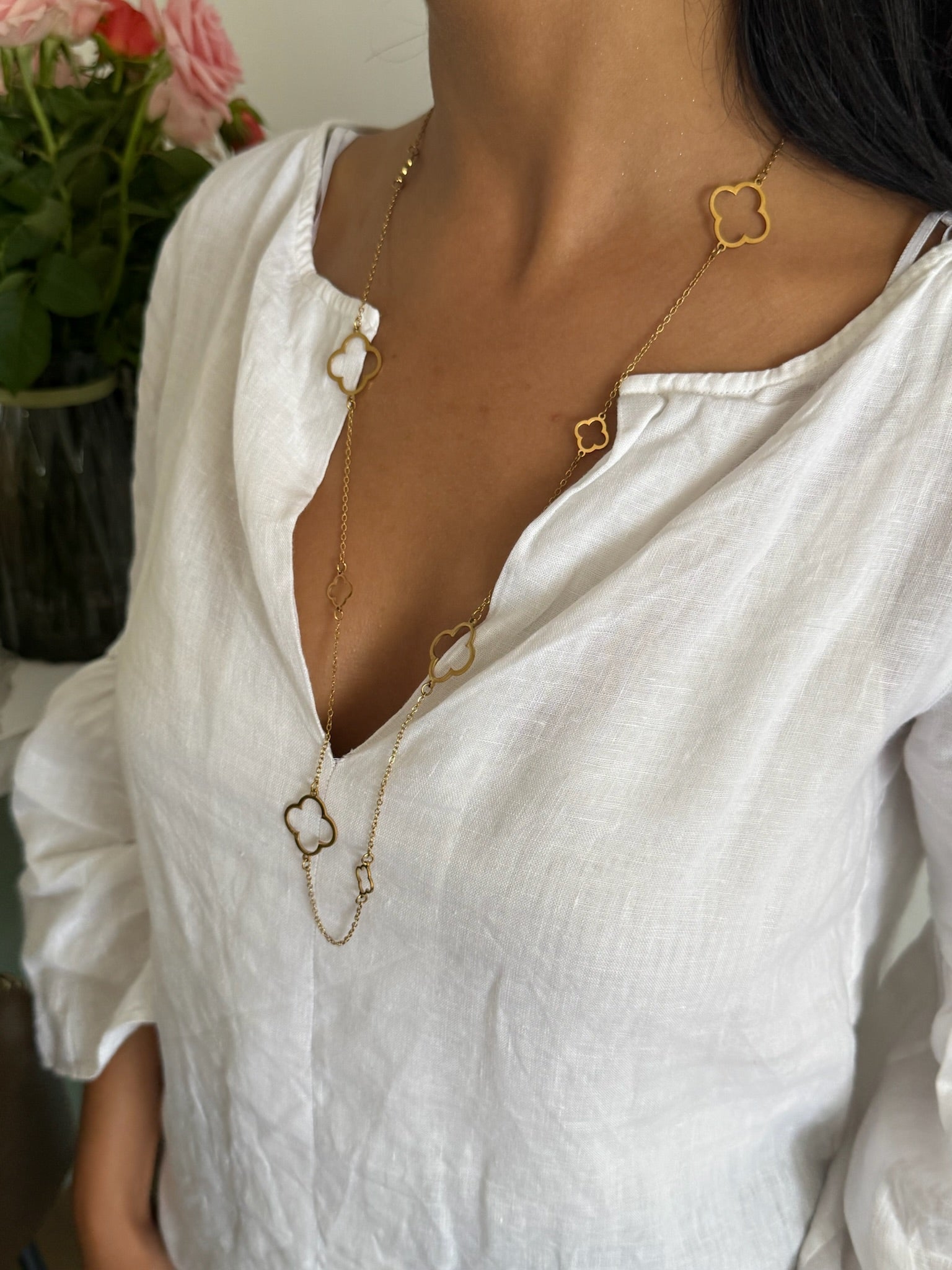 Sautoir Alhena porté, motifs trèfle sur chaîne dorée en acier inoxydable – Onaïa Bijoux

